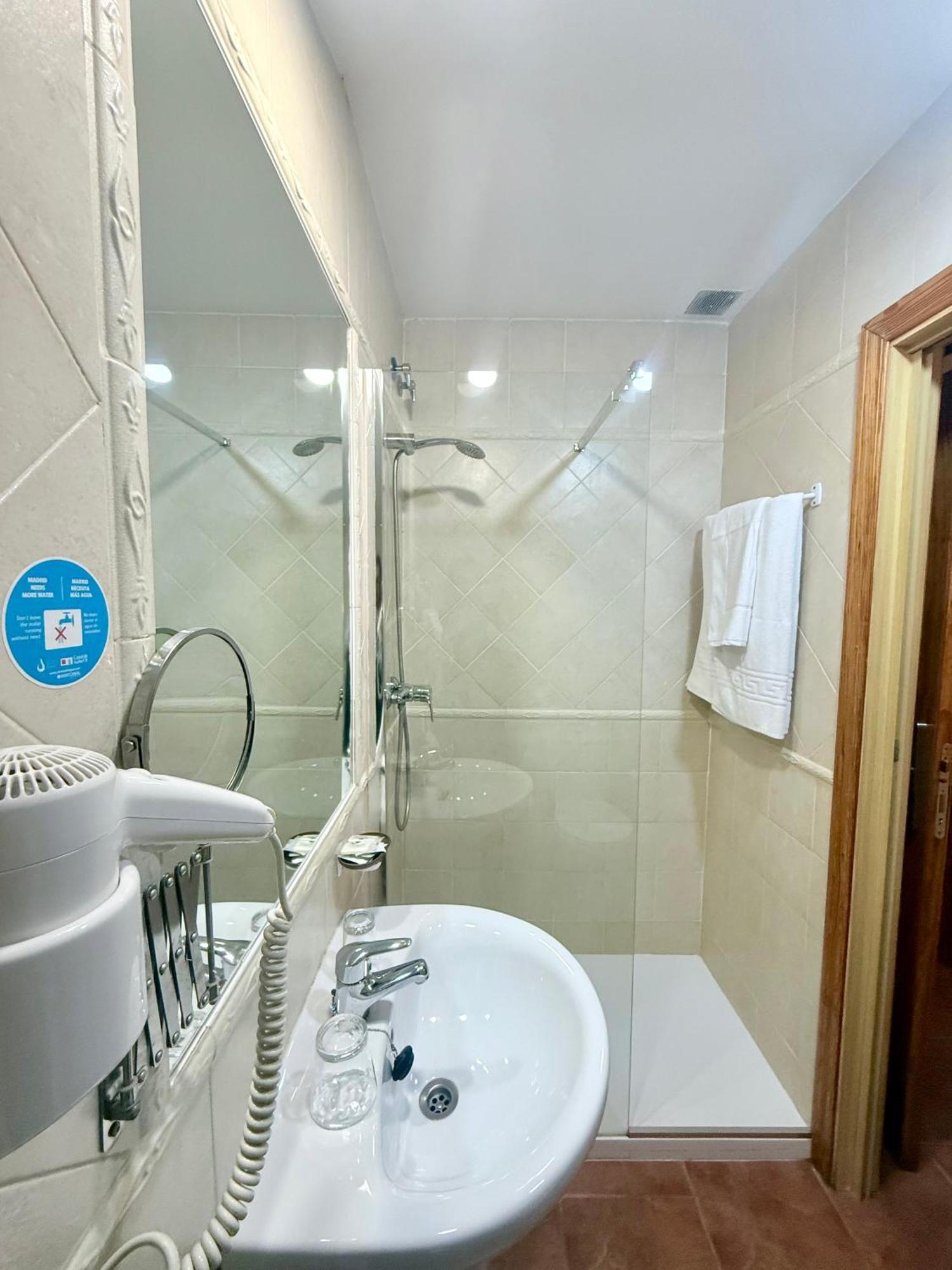 Hostal San Martin San Martín de la Vega Buitenkant foto